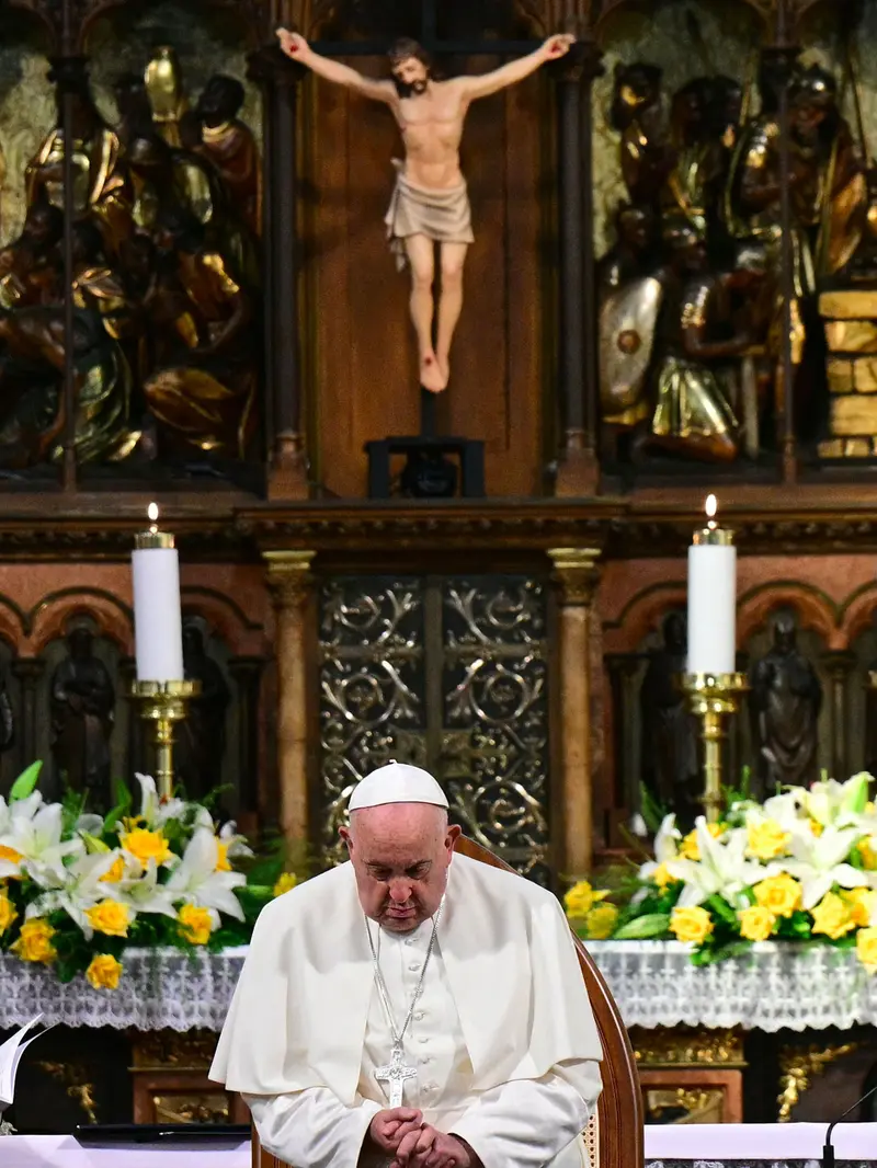 Di Katedral Santa Perawan Maria Diangkat ke Surga, Paus Fransiskus Bertemu dengan Para Anggota Komunitas Katolik