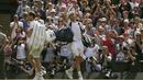 Sam Querrey (kanan) memberikan salam kepada penonton usai mengalahkan Andy Murray pada laga tunggal putra Wimbledon Tennis Championships 2017 di London, (12/7/2017). (AP/Tim Ireland)