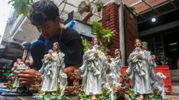 Jelang perayaan Natal 2024, jumlah permintaan patung Bunda Maria mengalami peningkatan. (DEVI RAHMAN/AFP)