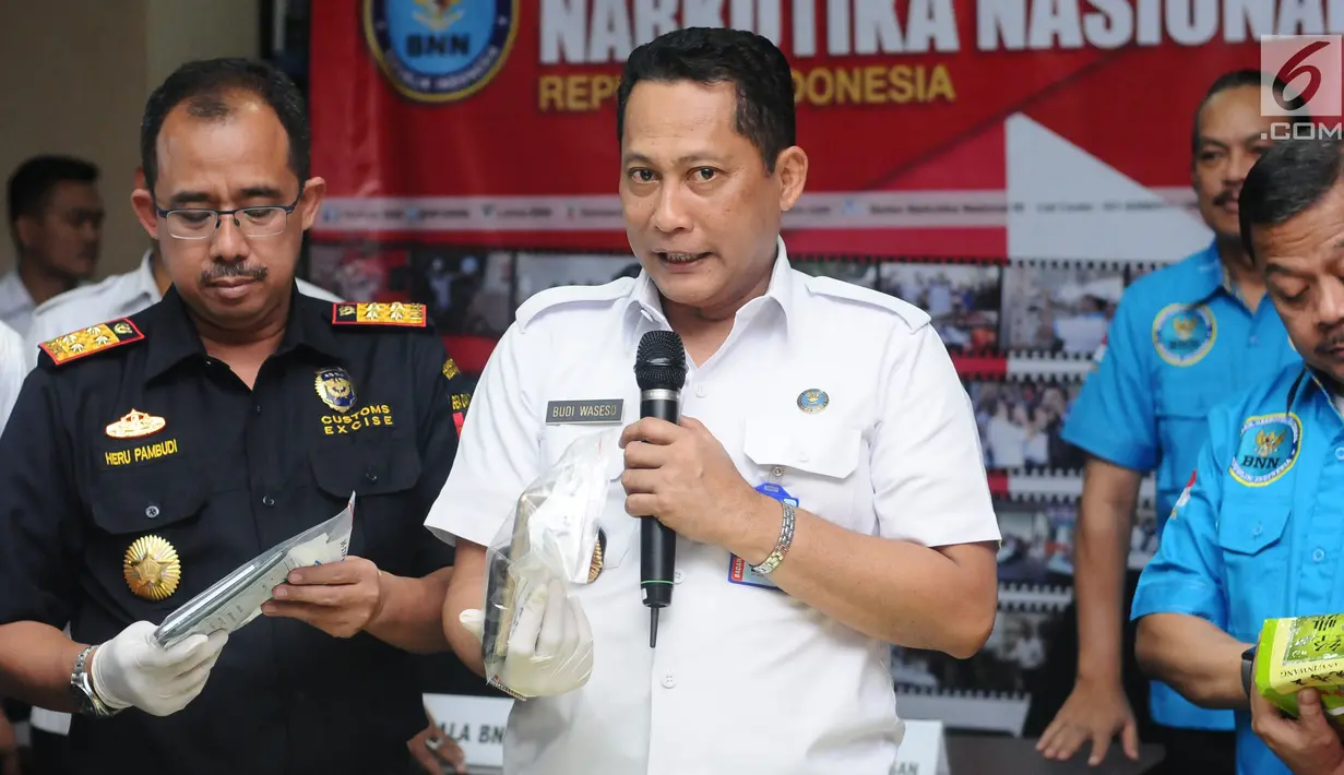 Kepala BNN, Komjen Pol Budi Waseso (kedua kiri) menunjukkan barang bukti penyelundupan narkotika jenis sabu saat rilis di Jakarta, Kamis (20/7). BNN menyita 44 bungkus sabu seberat 45,59 kg dari delapan orang tersangka. (Liputan6.com/Helmi Fithriansyah)