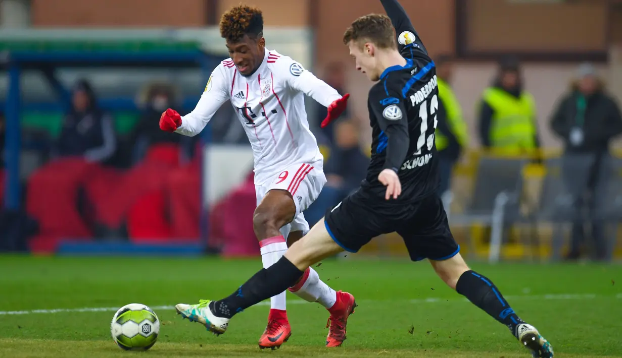 Aksi pemain Paderborn, Sebastian Schonlau (kanan) menjegal pemain Bayern, Kingsley Comanb pada laga Piala DFB Pokal di Benteler-Arena, Paderborn, (6/2/2018). Bayern menang telak 6-0. (AFP/Patrik Stollarz)