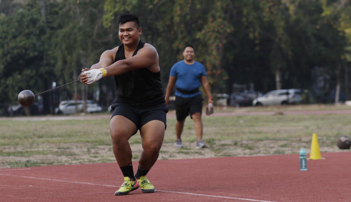 Atlet lontar martil, Rafika Putra, melakukan latihan jelang SEA Games 2019 di Stadion Madya, Jakarta, Rabu (9/9). Pria berusia 20 tahun ini menargetkan medali emas pada debutnya di SEA Games. (Bola.com/M Iqbal Ichsan)