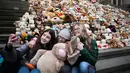 Siswa berswafoto sebelum meletakkan boneka beruang atau Teddy Bears di tangga Concert Hall, Berlin, Kamis (15/3). 740 boneka itu dipajang di tengah kegiatan Organisasi Visi Dunia yang memiliki tujuan misi kemanusiaan. (AFP PHOTO/Odd ANDERSEN)