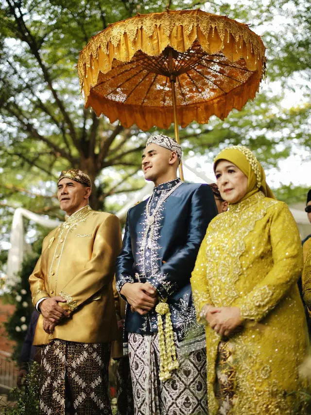 7 Potret Pernikahan Debi Sagita dan Marco Ivanos, Tampil Menawan dengan Siger Sunda