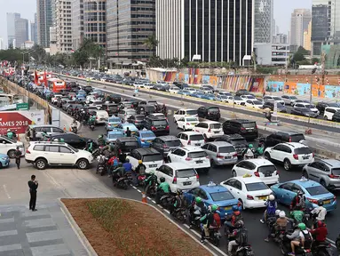 Kendaraan terjebak kemacetan di kawasan Senayan, Jakarta, Sabtu (25/8). Diberlakukannya rekayasa lalu lintas serta tingginya antusias warga menonton Asian Games 2018 menyebabkan sekitar Senayan mengalami kemacetan. (Liputan6.com/Immanuel Antonius)
