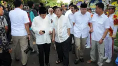 AM Fatwa (tengah) datang ke DPP Partai Gerindra untuk memberikan penghormatan terakhir buat Alm Suhardi, (29/8/2014). (Liputan6.com/Helmi Fithriansyah)