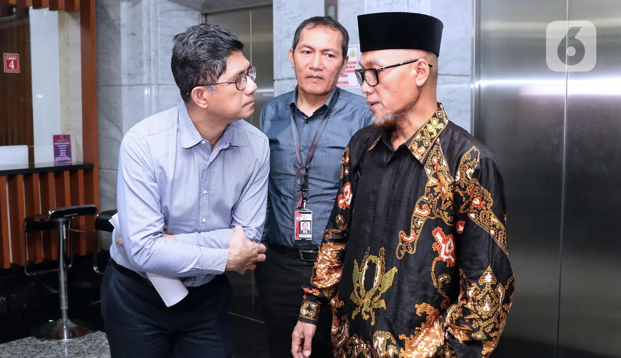 Pimpinan KPK periode 2015–2019, Laode M Syarif (kiri) dan Saut Situmorang bersiap mengajukan judicial review UU Nomor 19 Tahun 2019 tentang KPK di Gedung MK, Jakarta, Rabu (20/11/2019). Mereka bersama Koalisi Masyarakat Sipil Antikorupsi bakal jadi pemohon. (Liputan6.com/Helmi Fithriansyah)