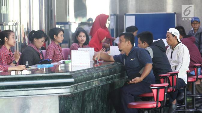 Petugas melayani calon penumpang yang memesan tiket di Kantor Pusat Lion Air, Jakarta, Senin (29/10). Jatuhnya pesawat Lion Air JT 610 jenis B737-8 Max tidak mempengaruhi penjualan tiket maskapai penerbangan tersebut. (Liputan6.com/Angga Yuniar)