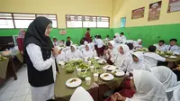 Bupati Banyuwangi Ipuk Fiestiandani meninjau simulasi makan siang gratis di SDN 5 Tamansuruh (Istimewa)