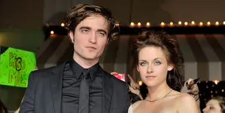 Kristen Stewart dan Robert Pattinson pernah menjadi pasangan romantis di Hollywood. Para penggemar pun selalu berharap agar keduanya dapat menikah, namun sayangnya Kristen Stewart selingkuh dengan pria lain di tahun 2012. (AFP/Bintang.com)