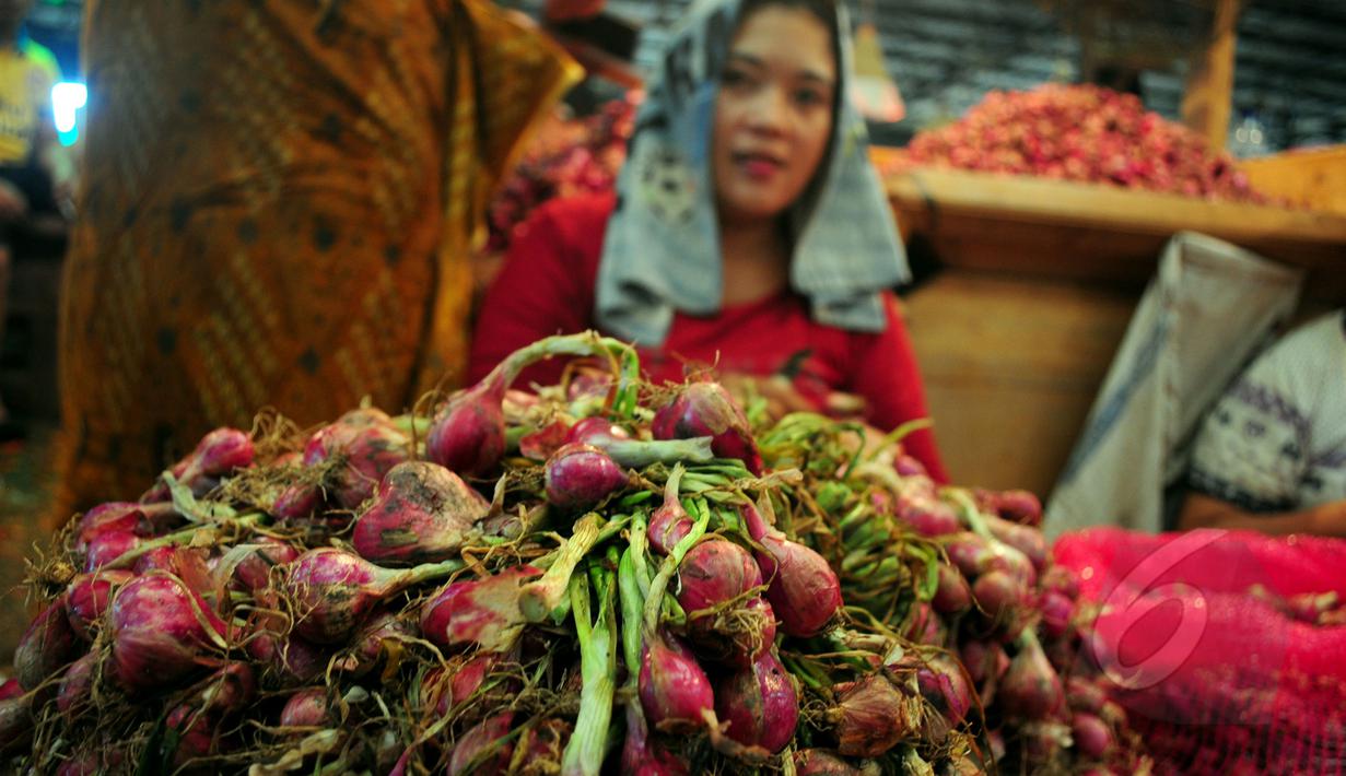 Aktivitas penjualan bawang merah di Pasar Induk sayur dan buah, Kramat Jati, Jakarta, Jumat, (13/3/2015). Harga bawang merah di sejumlah pasar menembus Rp 30 ribu per kg atau mengalami kenaikan Rp 2000-5000/kg. (Liputan6.com/Yoppy Renato)