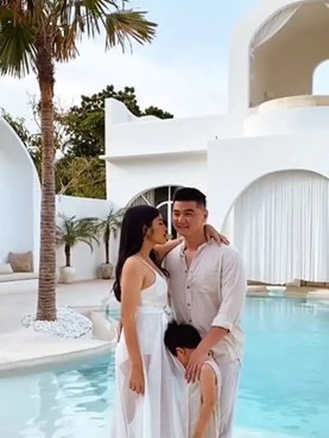 Umumkan Hamil Anak Kedua, Ini 6 Momen Manis Chef Arnold dan Istri
