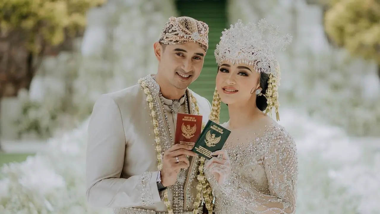 [Fimela] Ali Syakieb dan Margin Wieheerm