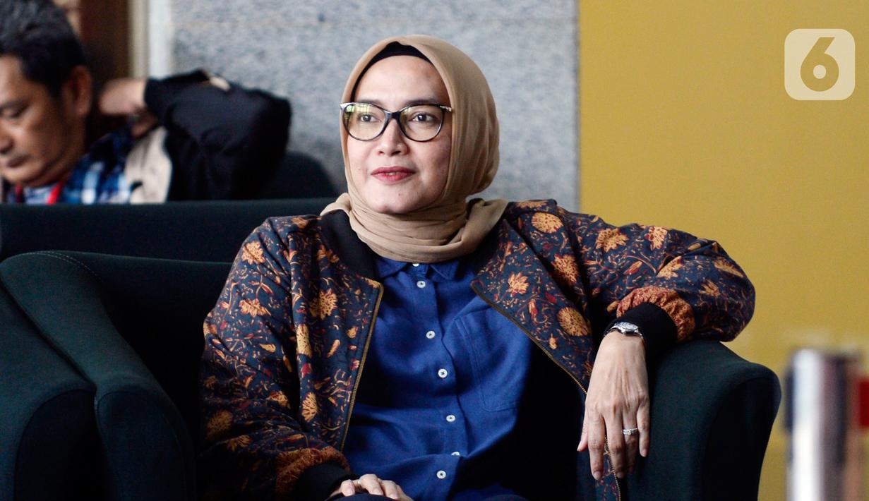 Komisioner KPU Evi Novida Ginting Manik menunggu untuk menjalani pemeriksaan di Gedung KPK, Jakarta, Rabu (26/2/2020). Evi diperiksa sebagai saksi untuk tersangka Saeful Bahri terkait kasus dugaan penerimaan hadiah atau janji penetapan anggota DPR Terpilih 2019-2024. (merdeka.com/Dwi Narwoko)