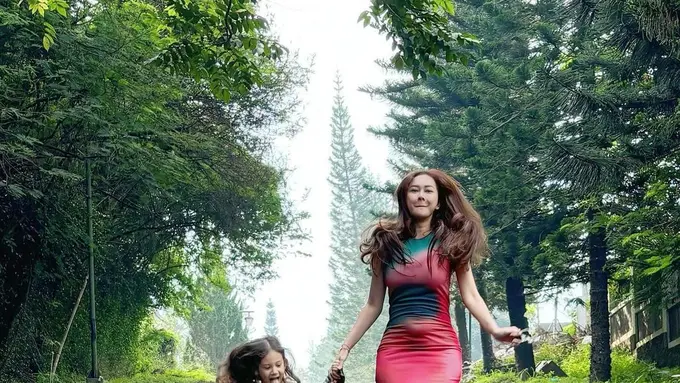 Potret Aura Kasih yang kenakan sandal jepit saat bersama Arabella  (Sumber: Instagram/@aurakasih)