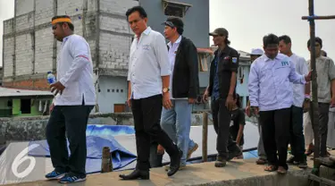 Bacagub DKI Jakarta, Yusril Ihza Mahendra berjalan untuk menemui warga penggusuran Pasar Ikan, Penjaringan, Jakarta, Rabu (20/4). Sejumlah warga pasar ikan bertahan di lokasi penggusuran dan memilih tinggal di perahu. (Liputan6.com/Yoppy Renato)