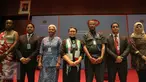 Menlu Retno LP Marsudi (tengah) berfoto bersama usai membuka kegiatan peringatan ke-60 Konferensi Asia Afrika (KAA) dan peringatan ke-10 New Asian-African Strategic Partnership (NAASP) di gedung Kemlu, Jakarta, Senin (9/11). (Liputan6.com/Faizal Fanani)