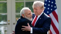 Perdana Menteri India Narendra Modi berpelukan dengan Presiden Donald Trump usai berpidato di Gedung Putih, Washington (26/6). Pertemuan itu membahas kemitraan strategis yang semakin erat antara AS dan India. (AP Photo/Susan Walsh)