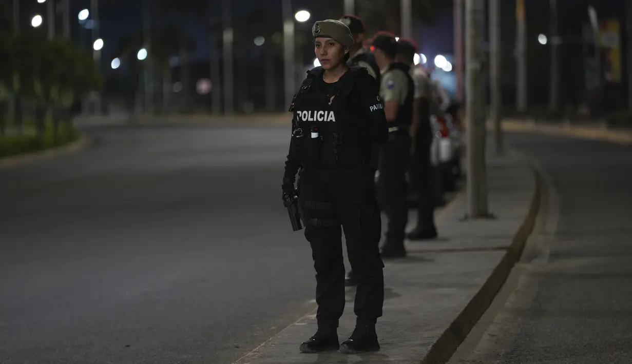 Lasso mengumumkan keadaan darurat di provinsi Manabi dan Los Rios serta di kota Duran, dekat Guayaquil, setelah Agustin Intriago, waliKota kota pesisir Manta, ditembak mati pada hari Minggu. (AP Photo/Dolores Ochoa)