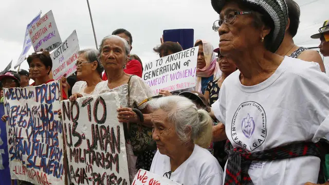 Sejumlah mantan budak seks tentara Jepang menggelar aksi unjuk rasa di depan Kedutaan Jepang di Pasai, Filipina, Kamis (12/1). Mereka menolak kedatangan PM Jepang Shinzo Abe selama 2 hari di Filipina.