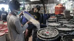 Aktivitas pekerja saat memproduksi kue keranjang Hoki di kawasan Sawangan, Depok, Kamis (20/1/2022). Menjelang Tahun Baru Imlek, industri kue keranjang Hoki milik Kim Hin atau akrab disapa Djohari (66) yang telah dirintis sejak 1988 itu mulai kembali bergeliat. (merdeka.com/Iqbal S Nugroho)