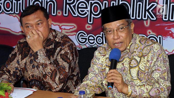 Ketua PBNU Said Aqil Siradj (kedua kanan) menjadi pembicara Diskusi Ormas Islam Se-Indonesia, di Jakarta, Sabtu (17/11). Diskusi tersebut membahas 