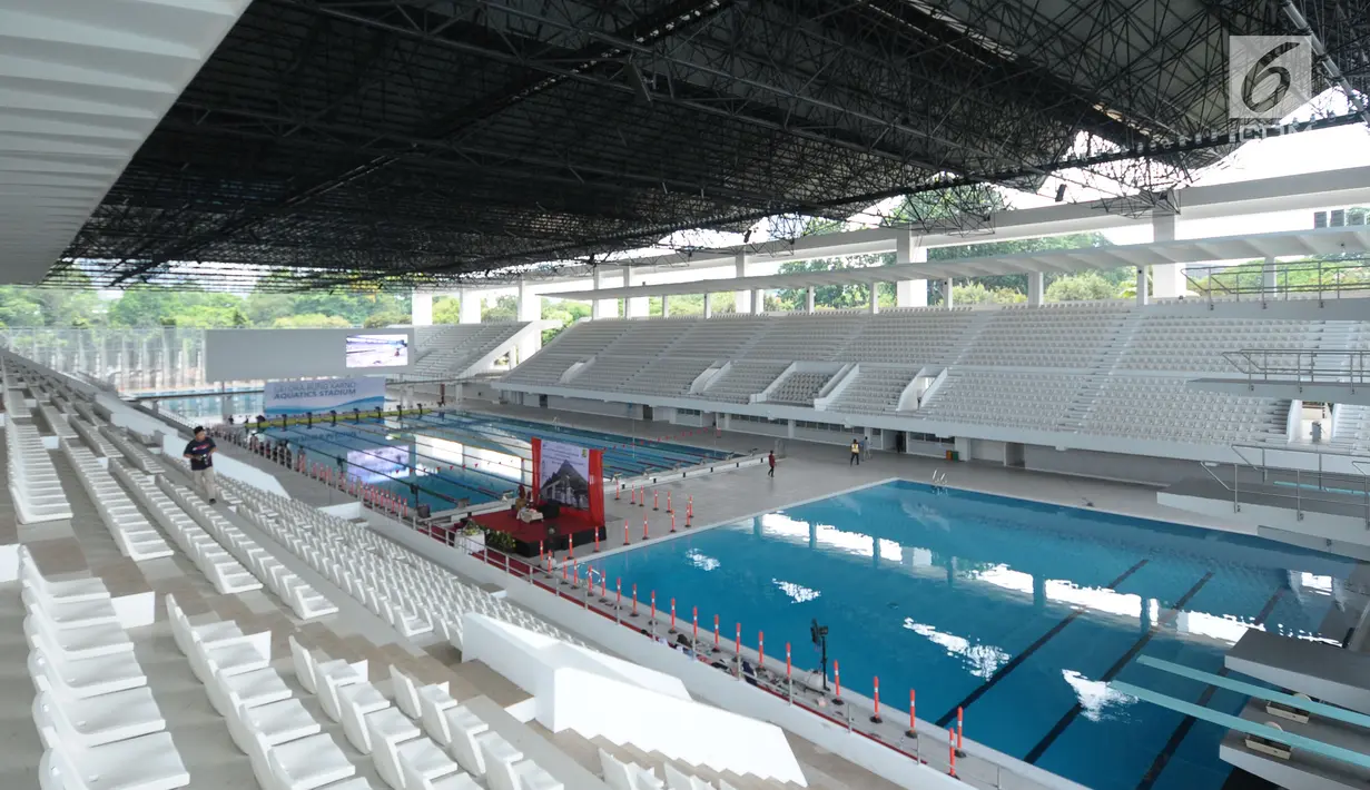 Tampilan salah satu sisi Stadion Aquatik Gelora Bung Karno pasca dilakukan renovasi, Jakarta, Jumat (10/11). Stadion khusus cabang olah raga renang ini memiliki empat kolam renang dengan berbagai ukuran. (Liputan6.com/Helmi Fithriansyah)