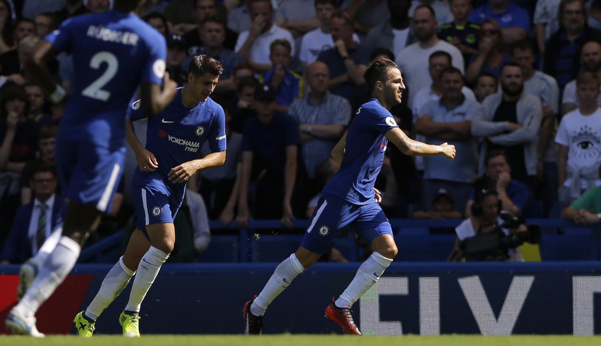 Ada motivasi tersendiri saat pemain Chelsea, Cesc Fabregas (kanan) melawan Arsenal. Fabregas merupakan mantan kapten The Gunners dan kemungkinan akan membuktikan diri untuk mencetak gol. (AP/Alastair Grant)