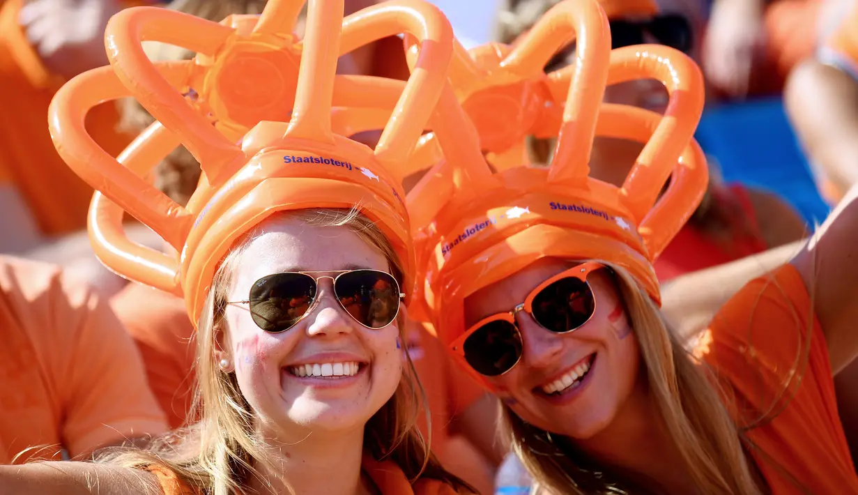 Fans cantik asal Belanda hadir memberikan dukungan saat tim Hockey Belandan melawan Jerman di   Olympic Hockey Centre,  Rio de Janeiro, (17/8/2016). (AFP/Manan Vatsyayana)