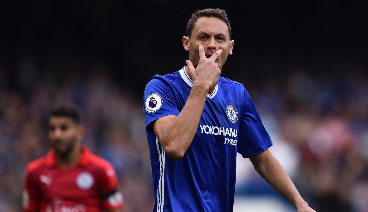 Nemanja Matic. Gelandang asal Serbia berusia 33 tahun ini pernah dua kali memperkuat Chelsea. Di periode pertamanya ia hanya bertahan dua musim pada 2009/2010 dan 2010/2011 dan hanya tampil dalam 3 laga di semua ajang di musim 2009/2010. Hingga akhirnya ia dipinjamkan selama semusim ke Vitesse pada 2010/2011. Chelsea akhirnya melepasnya ke Benfica pada awal musim 2011/2012. Setelah 2,5 musim, Nemanja Matic kembali menjadi milik Chelsea usai dilepas Benfica pada pertengahan musim 2013/2014 dan bertahan hingga akhir musim 2016/2017 dengan total tampil dalam 151 laga dengan mencetak 7 gol dan 19 assist. (AFP/Glyn Kirk)
