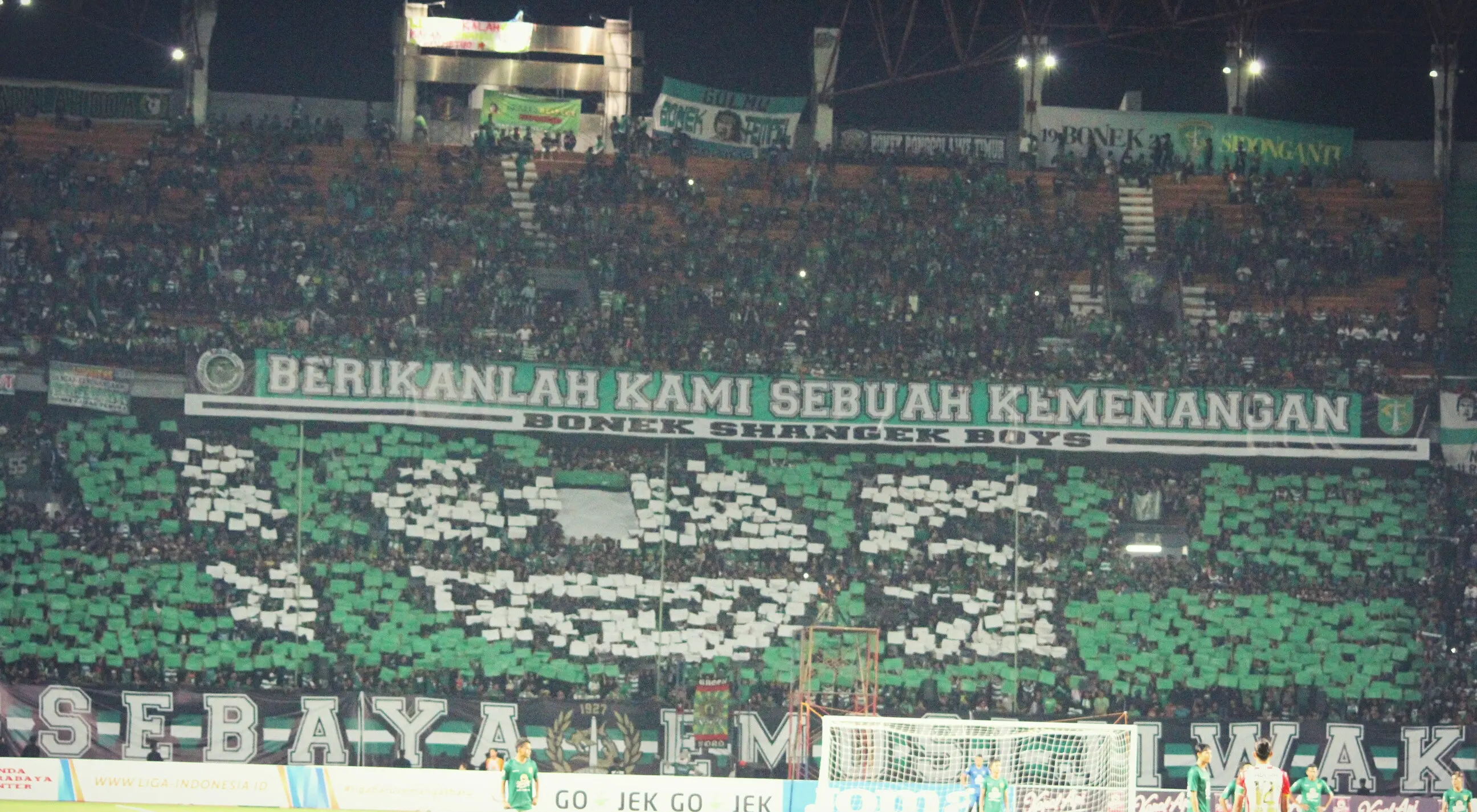 Aksi Bonek saat mendukung Persebaya di tribune stadion. (Liputan6.com/Dimas Angga)