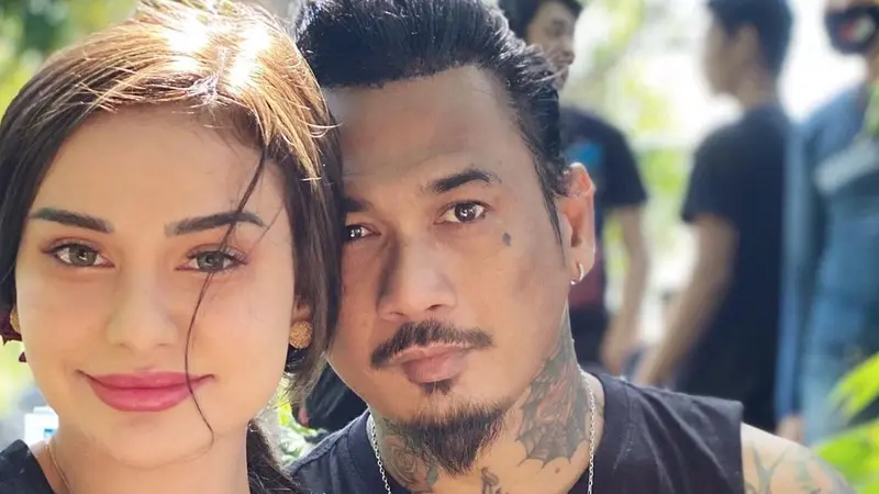 6 Potret Kompak Jerinx SID dan Nora Alexandra Pakai Baju Senada, Serasi