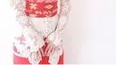Kebaya putih brokat dipadukan obi dan kain lilit warna merah seperti Chelsea Islan ini juga bisa jadi busana perayaan Natal yang begitu elegan. [@chelseaislan]