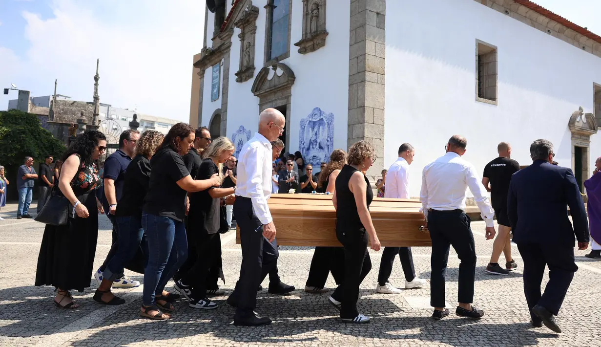 Kabar duka meninggalnya penyerang Timnas Portugal dan Liverpool, Diogo Jota bersama saudaranya dalam sebuah kecelakaan mobil di Spanyol pada 3 Juli 2025, memicu kesedihan yang meluas. Upacara pemakaman dihadiri sejumlah pesepak bola, baik yang bermain di Timnas Portugal maupun dari berbagai klub dunia terutama Liverpool. (FILIPE AMORIM/AFP)