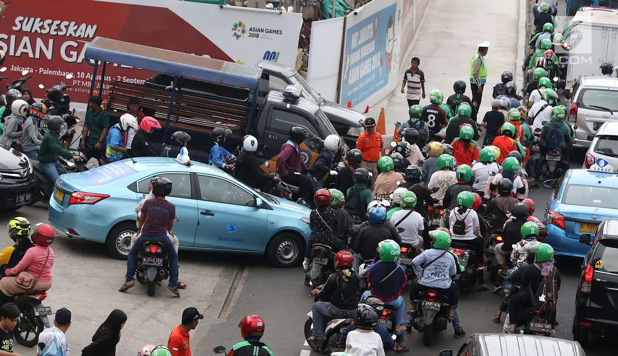 Kendaraan terjebak kemacetan saat melintas di Jalan Sudirman, Senayan, Jakarta, Minggu (2/9). Tingginya antusiasme warga yang ingin menonton penutupan Asian Games 2018 menyebabkan kawasan Senayan dipadati kendaraan. (Liputan6.com/Immanuel Antonius)
