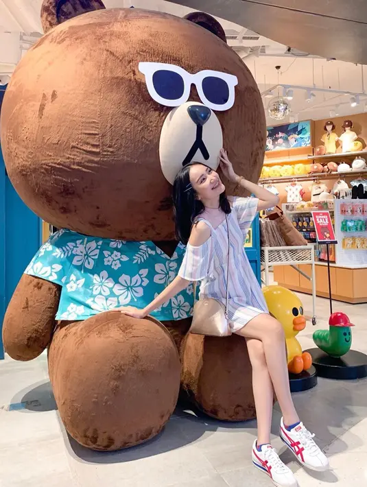 Sebagai model, Bella tentunya kerap menggunakan busana mewah seperti halnya gaun malam. Ia pun kerap lakukan berbagai pemotretan dengan busana gaun yang diunggah dalam media sosial Instagram pribadinya. (Liputan6.com/IG/@bellaapriliasant)