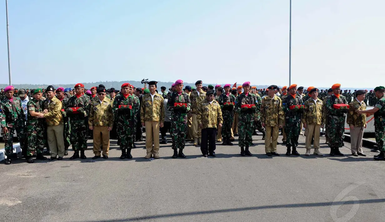 Pembaretan dan pemberian brevet diharapkan dapat menjadi pengikat kesatuan usaha TNI bersama pemerintah dalam membangun daerah, Surabaya, (6/10/14). (Liputan6.com/Johan Tallo)