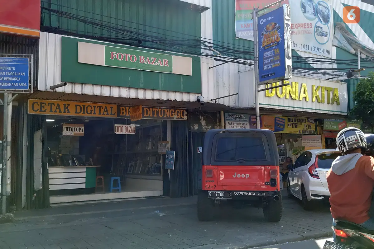 Sebagian toko di sekitar Gedung Badan Pengawas Pemilu (Bawaslu) sudah beroperasi pada Jumat (24/5/2019).