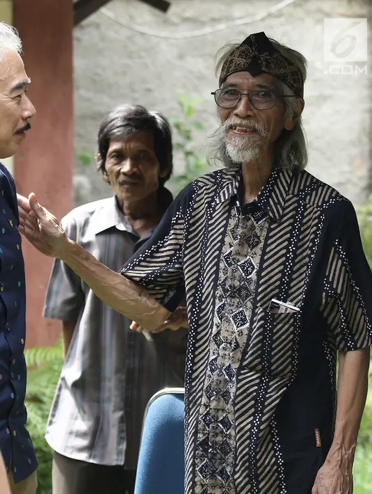 Bassis Koes Plus, Yok Koeswoyo tiba di rumah duka di kawasan Pamulang, Tangerang Selatan, Jumat (5/1). Setelah ditinggal Yon Koeswoyo kini personel Koes Plus hanya tersisa Yok Koeswoyo. (Liputan6.com/Herman Zakharia)