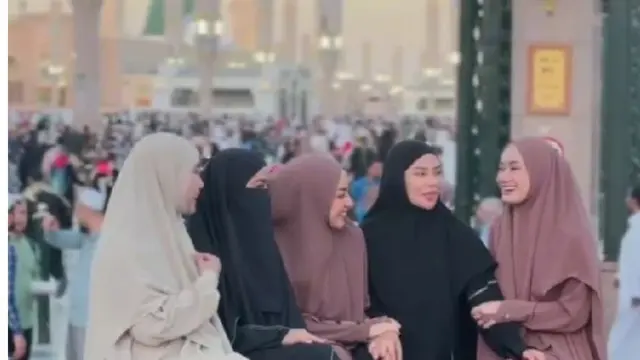 Momen Umrah Dinda Hauw, Dara Arafah, Anisa Rahma (credit: instagram/dindahw)