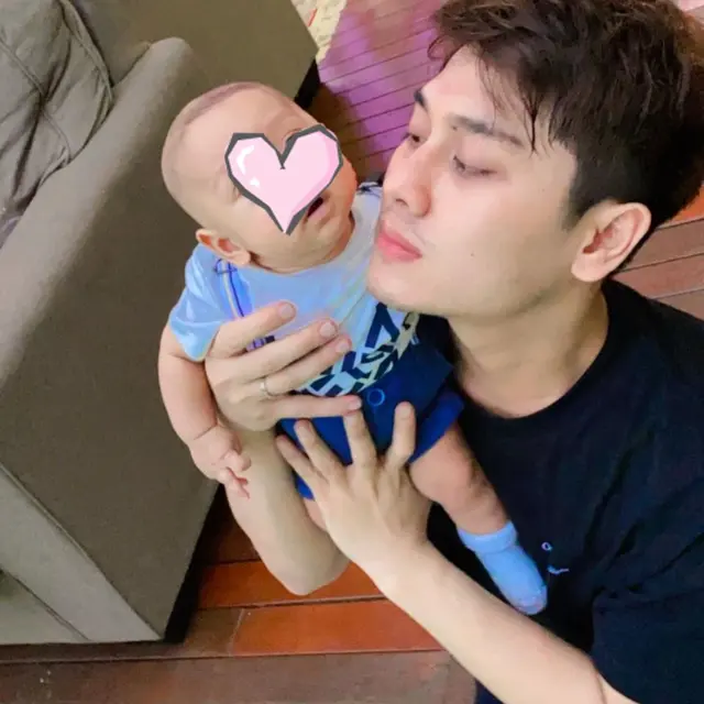 6 Potret Rizky Billar Momong Buah Hati, Disebut Bak Kakak Adik