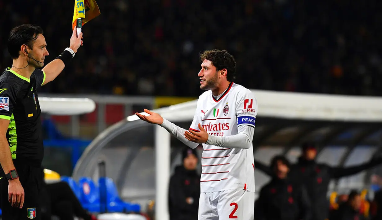 Pemain AC Milan Davide Calabria mendapat kartu kuning saat melawan Lecce pada pertandingan sepak bola Liga Italia di Lecce, Italia, 14 Januari 2023. Pertandingan berakhir imbang dengan skor 2-2. (Giovanni Evangelista /LaPresse via AP)