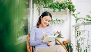 Ilustrasi perempuan melakukan journaling. (c) makistock/Depositphotos