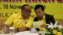 Ketua Umum Partai Golkar Setya Novanto (kanan) di dampingi Dewan Pembina PG, Aburizal Bakrie saat memimpin Dialog Internal Partai Golkar di DPP Partai Golkar, Jakarta, Kamis (10/11). (Liputan6.com/Johan Tallo)