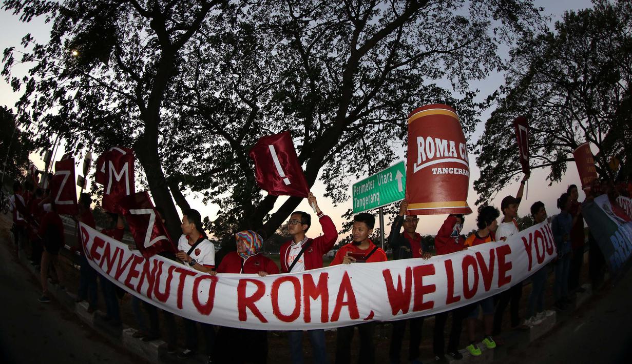 Suporter klub Seri A Italia, AS Roma, menunggu kedatangan tim AS Roma yang tiba di Bandara Soekarno-Hatta, Jakarta. Jumat (24/7/2015). (Arief Bagus/Bola.com)