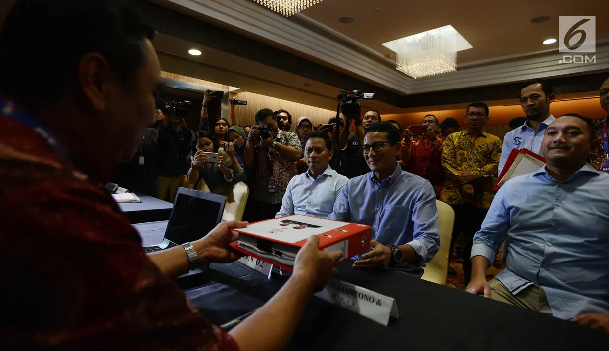 Cawapres nomor urut 02 Sandiaga Uno (tengah) menyerahkan Laporan Penerimaan dan Pengeluaran Dana Kampanye (LPPDK) Pilpres 2019 kepada petugas KPU di Jakarta, Kamis (2/5/2019). KPU akan mengumumkan hasil audit jika seluruh prosesnya sudah selesai. (merdeka.com/Imam Buhori)