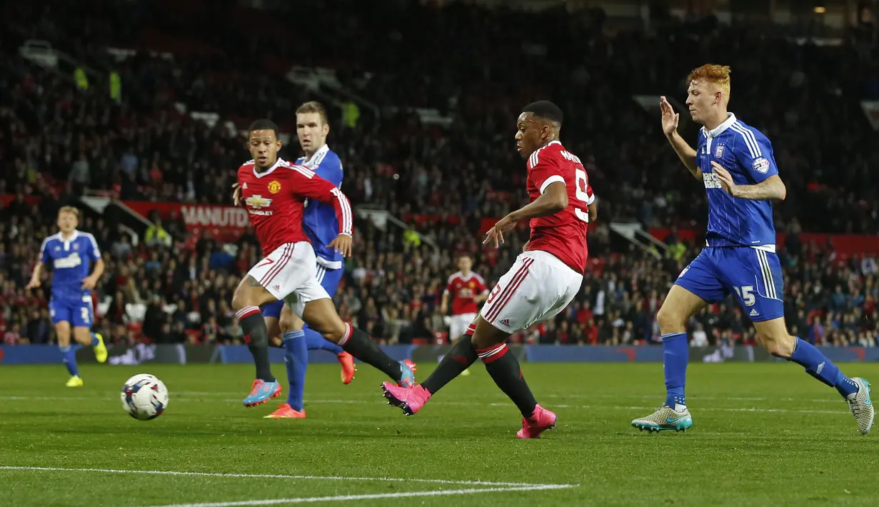 Pemain Manchester United, Anthony Martial, mencetak gol ketiga ke gawang Ipswich Town dalam laga putaran ketiga Piala Liga Inggris di Stadion Old Trafford, Manchester, Inggris, Kamis (24/9/2015) dini hari WIB. (Reuters/Andrew Yates)