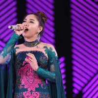 Acara galang dana demi meringankan biaya pengobatan yang telah dijalani Julia Perez beberapa bulan belakangan ini disambut baik oleh teman-temannya. Termasuk penyanyi Vicky Shu. (Nurwahyunan/Bintang.com)