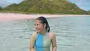 Berenang di pulau pink, Prilly tampil dengan wajah tanpa makeup bahkan lipstiknya. Credit: Instagram (@prillylatuconsina96)