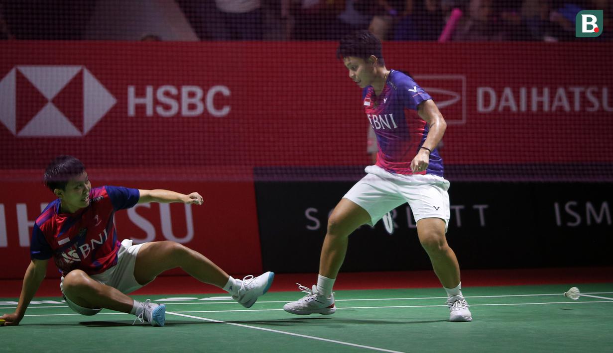Reaksi kecewa pebulutangkis ganda putri Indonesia, Apriyani Rahayu/Siti Fadia Silva Ramadhanti saat bertanding melawan wakil Thailand, Jongkolphan Kitiharakul/Rawinda Prajongjai pada laga perempatfinal Indonesia Masters 2023 di Istora Senayan, Jakarta, Jumat (27/01/2023). Apri/Fadia kalah dengan skor 21-16, 17-21, 18-21. (Bola.com/Bagaskara Lazuardi)
